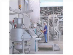 既有噸包投料又有小袋投料，選哪種加料設(shè)備？