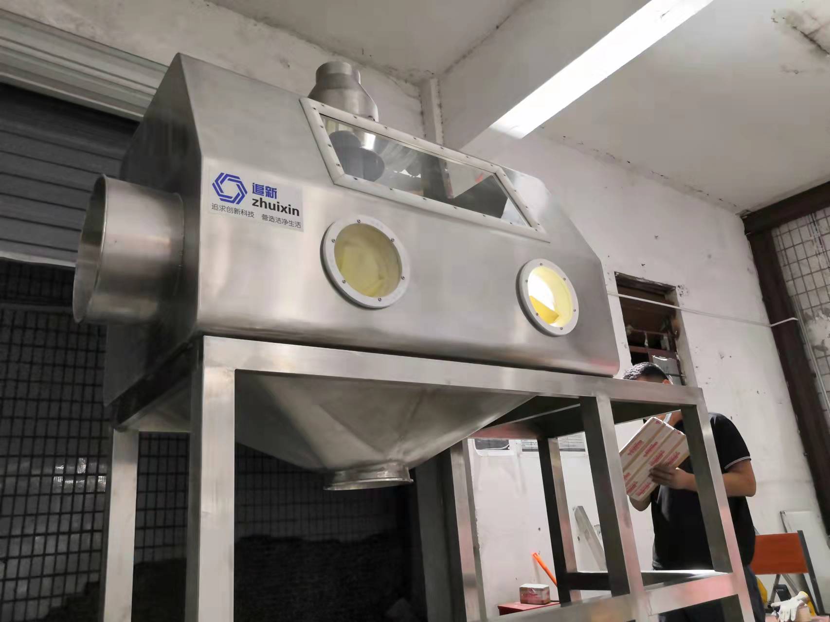 涂料、顏料精細化工行業(yè)手套箱投料站應(yīng)用實例